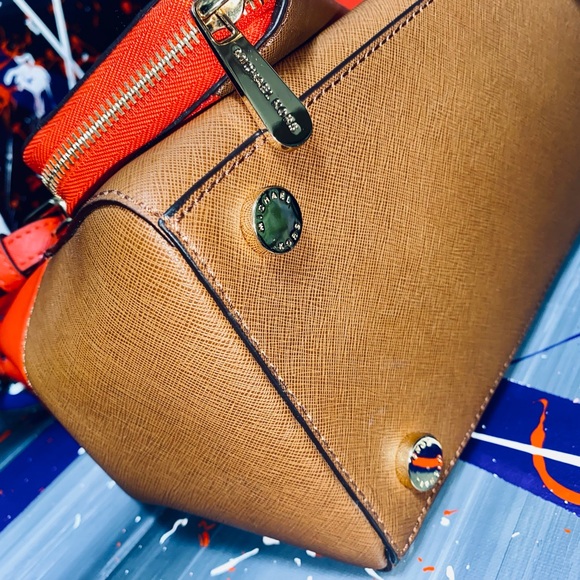 Michael Kors Set Satchel, Shoulder Bag, Handbag, Crossbody, or Purse and wallet - Picture 13 of 16